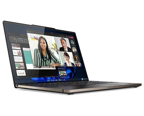 Lenovo ThinkPad Z13 Gen 2 33 cm (13") Notebook, mit einer Videokonferenz auf dem Display, Schrägansicht mit Blick auf die linksseitigen Anschlüsse.