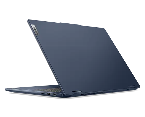 Rechte Rückseite des Notebooks Lenovo IdeaPad 5 2-in-1 Gen 9 (16 Zoll AMD) in Cosmic Blue, im spitzen Winkel geöffnet, mit den vier Anschlüssen auf der rechten Seite und einem Lenovo Logo auf der oberen Abdeckung.