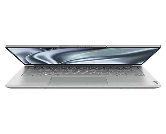 Vista anteriore del notebook Lenovo Yoga Slim 7i Pro di settima generazione leggermente aperto, con tastiera e schermo in modalità standby