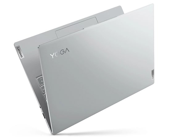 Notebook Lenovo Yoga Slim 7i Pro di settima generazione leggermente aperto, con coperchio, parte del touchpad e parte della tastiera