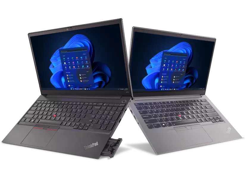 To bærbare computere i Lenovo ThinkPad E-serien vist side om side, åbnet til 90 grader med tastaturet synligt, og begge viser Windows 11 på skærmen