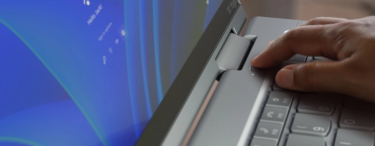 Doigt activant le lecteur d’empreintes digitales intégré au bouton de mise sous tension du portable Lenovo ThinkPad X1 Yoga Gen 8 2-en-1.