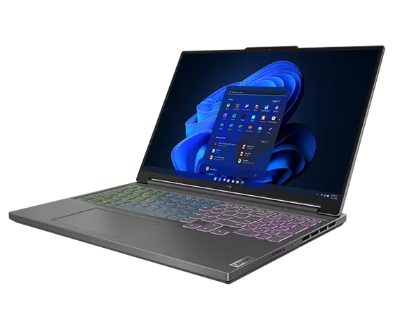 Legion Slim 5i Gen 8 laptop in Storm Grey met RGB-toetsenbord en beeldscherm aan, naar links gericht