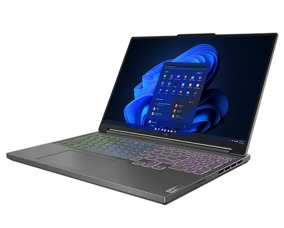 Portable Legion Slim 5i Gen 8 Storm Grey, avec le clavier RVB et l’écran allumés, orienté vers la gauche