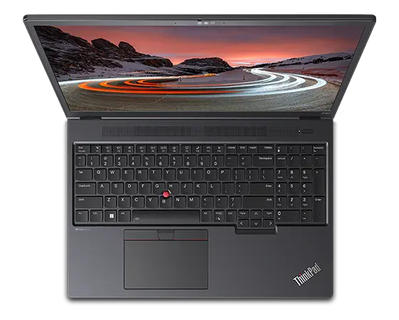 Vue aérienne de la station de travail portable Lenovo ThinkPad P16v (16 » Intel), ouverte, montrant le clavier et l’écran complets avec l’écran de démarrage Windows 11, avec une image en montagne