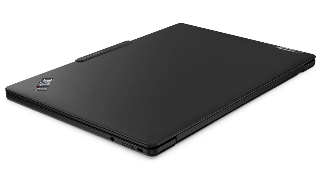 Geschlossene Abdeckung des Lenovo ThinkPad X13s-Notebooks, abgewinkelt und mit Anzeige der Anschlüsse auf der linken Seite.