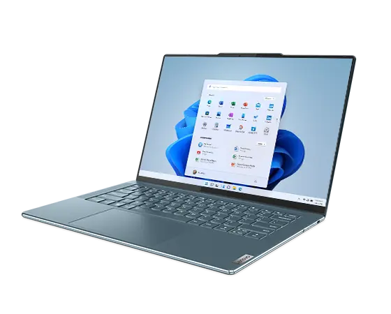 Yoga Slim 7 Gen 8-laptop met ingeschakeld beeldscherm, naar links gericht