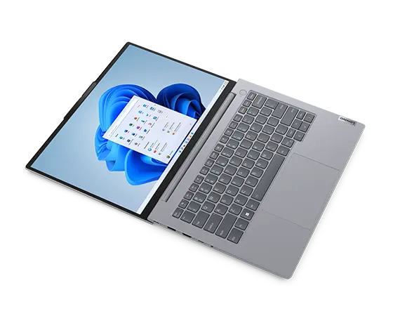Vista frontal izquierda del portátil ThinkBook 14 de 6.ª generación [35,56 cm (14"), Intel] desde arriba, con la tapa abierta en un ángulo de 180 grados, con el menú de Windows visible en pantalla