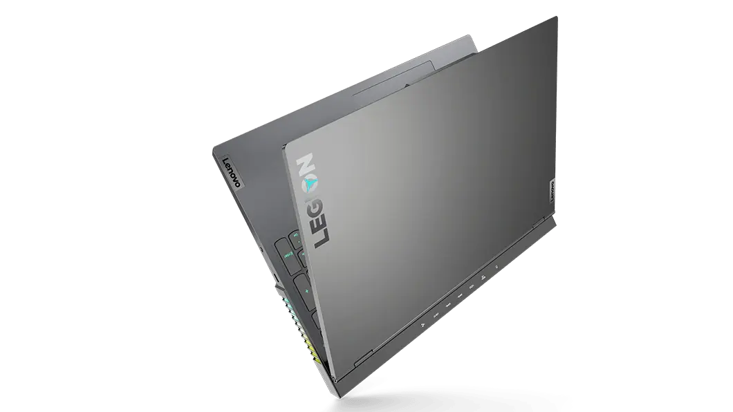 Vista de la laptop gaming Lenovo Legion 7 6ta Gen (16”, AMD) apoyada sobre una punta semicerrada