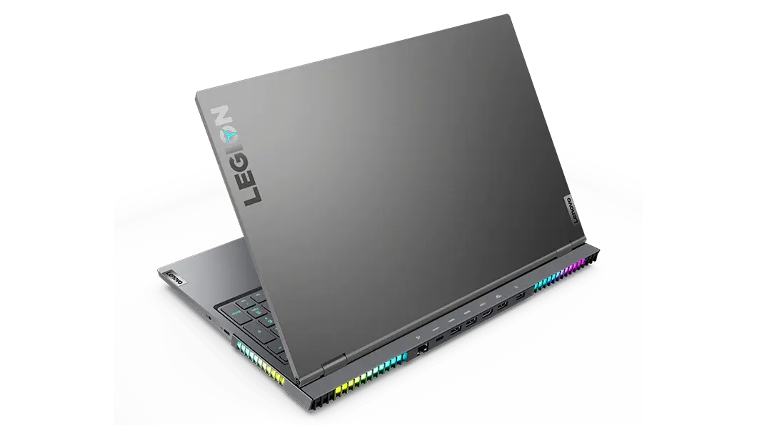 Vista trasera de la laptop gaming Lenovo Legion 7 6ta Gen (16”, AMD) desde un ángulo