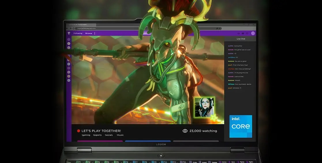 Primer plano de la pantalla del Legion Pro 5i Gen 8 (16'' Intel) con gráficos de un videojuego en la pantalla, una ventana de una cámara de streamer y el distintivo Intel® Core™
