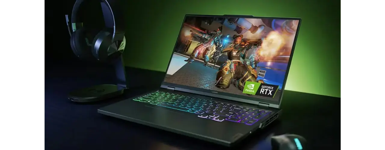 Legion Pro 5i Gen 8 (16'' Intel) abierto con un videojuego de acción en la pantalla. La retroiluminación de teclado RGB está encendida. Hay accesorios Legion en la mesa junto al portátil.