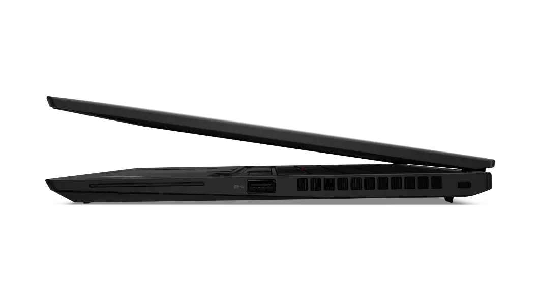 Vista lateral de la ThinkPad X13 2da Gen (13”, AMD) semicerrada. Se ve puertos y ranuras opcionales