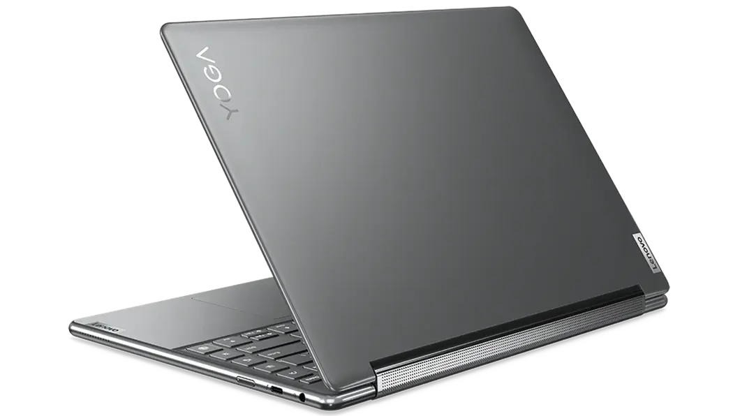 Vista trasera de la laptop Lenovo Yoga 9i 7ma Gen (14&quot;, Intel) abierta a poco menos de 90°, en color storm grey (gris tormenta)
