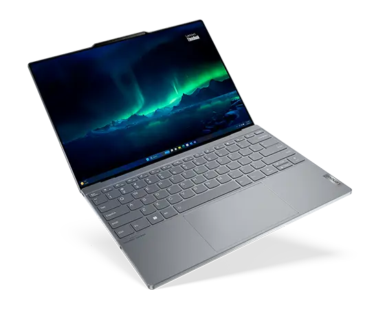 Lenovo ThinkBook 13x Gen 4 (13" Intel) Notebook – Ansicht von vorne links oben, mit weit geöffnetem Deckel und einem Bild der Aurora Borealis über Eisbergen auf dem Display