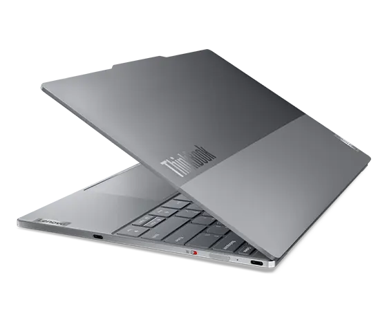 Den bärbara datorn Lenovo ThinkBook 13x Gen 4 (13" Intel) – visad från höger sida, med locket öppnat en liten bit