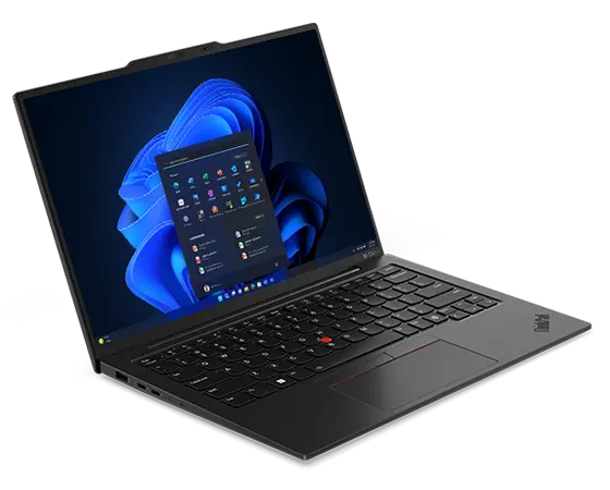 Vue aérienne du portable Lenovo ThinkPad X1 Carbon Gen 12 ouvert à 90 degrés, en angle pour montrer les ports latéraux gauches, le clavier et l’écran.