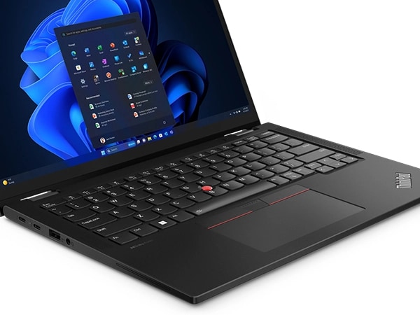 Linke Vorderseite des Lenovo ThinkPad X13 2-in-1-Notebook der 5. Generation, 110 Grad geöffnet, mit Tastatur, Trackpad und einem Teil des Displays.