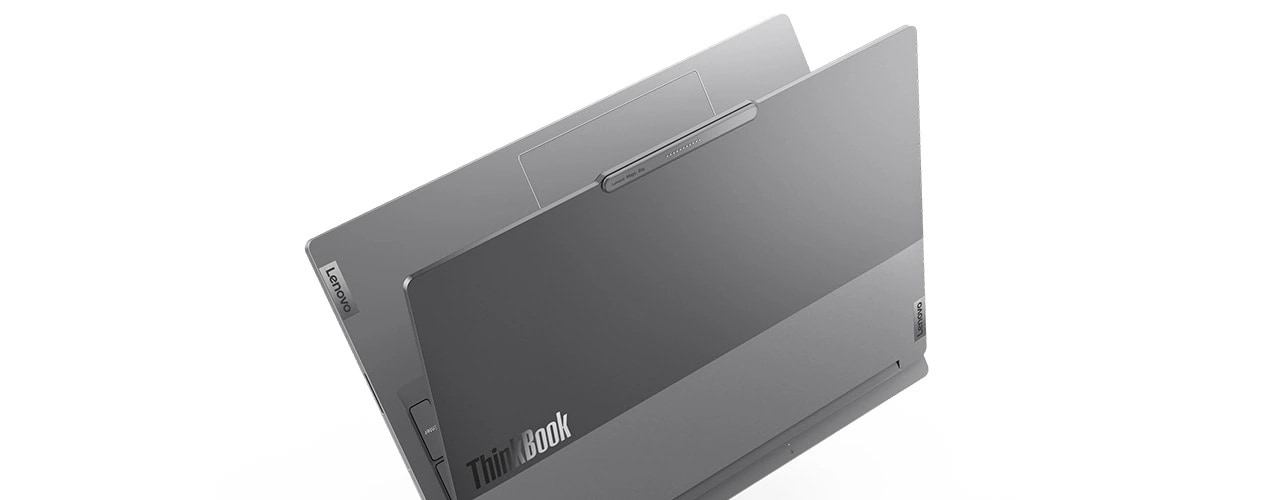 Seitenansicht des Lenovo ThinkBook 16p Gen 5 (16 Zoll Intel) Notebooks mit Fokus auf den Deckel des Notebooks, der leicht im spitzen Winkel geöffnet ist.