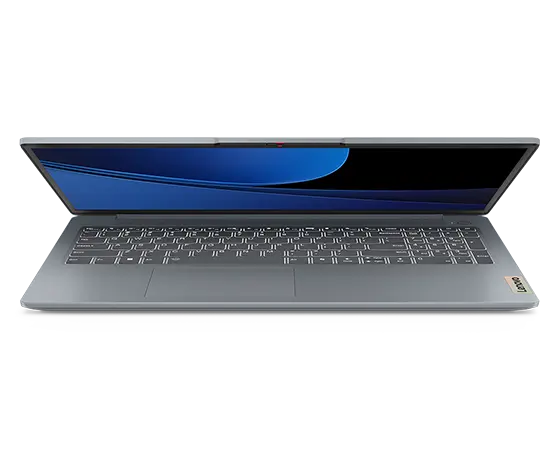 Nærbilde, forsidevisning av Lenovo IdeaPad Slim 3i Gen 9 14" bærbar PC i Artic Grey med deksel åpnet i en akutt vinkel og skjerm i standby-modus, med hovedfokus på tastaturet. 