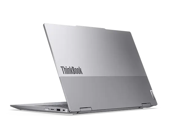 Vista posteriore lato destro del laptop Lenovo ThinkBook 14 2 in 1 Gen 4 (14'' Intel) con coperchio aperto ad angolo acuto con porte visibili sul lato destro e logo ThinkBook in evidenza.