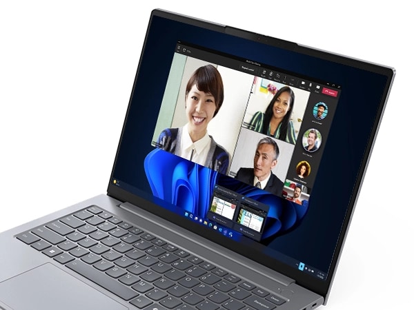 Nahaufnahme des Displays mit Videokonferenz auf dem Lenovo ThinkBook 14 Gen 7 Notebook.