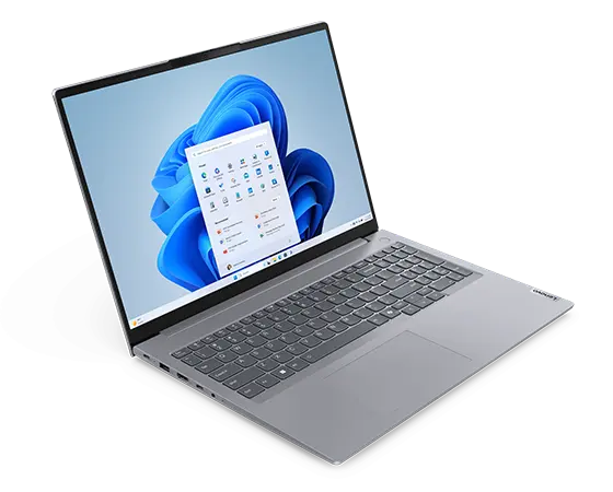 Bovenaanzicht van de Lenovo ThinkBook 16 Gen 7-laptop, gekanteld om de poorten aan de linkerzijde, het volledige toetsenbord en Windows 11 Pro op het beeldscherm weer te geven.