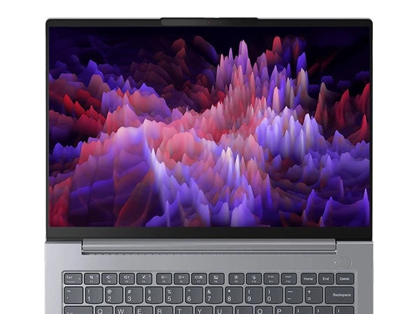 Nahaufnahme des Lenovo ThinkBook 14 Gen 7 (14'' Intel) Notebooks von vorne, 180 Grad geöffnet, mit Tastatur und einem dynamischen Hintergrundbild auf dem Bildschirm.
