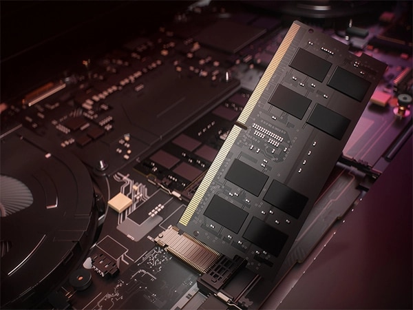 Vaade Lenovo LOQ 15AHP9 sülearvuti sisemusele, näidates akut, termoseid ja elektroonikat