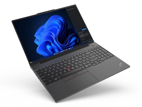 Linke Seite des Notebooks Lenovo ThinkPad E16 Gen 2 (16'' Intel), um 110 Grad geöffnet, mit Display und Tastatur.