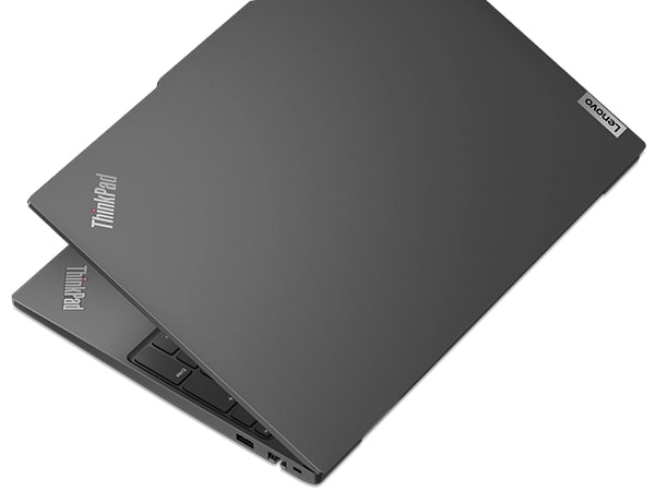 Rückseite des Notebooks Lenovo ThinkPad E16 Gen 2 (16'' Intel), leicht geöffnet, mit oberer Abdeckung und einem Teil der Tastatur.