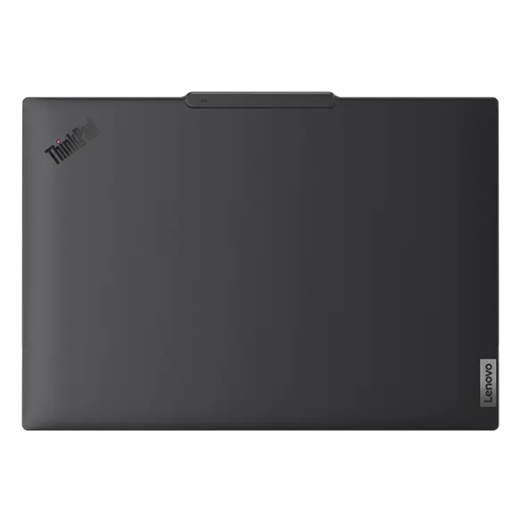 Vista aérea del portátil Lenovo ThinkPad T14s Gen5 (35,56 cm [14''] Intel) Eclipse Black cerrado, enfocando su cubierta superior en fibra de carbono y la barra de comunicaciones.