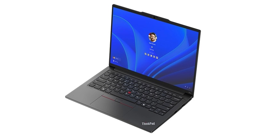 ThinkPad E14 Gen 6 (14'' AMD) Notebook – von rechts oben und vorne mit geöffnetem Deckel und Windows-Anmeldebildschirm auf dem Display