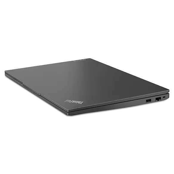 Lenovo ThinkPad E16 Gen 2 (16'' AMD) -kannettava – näkymä oikealta puolelta, kansi kiinni.