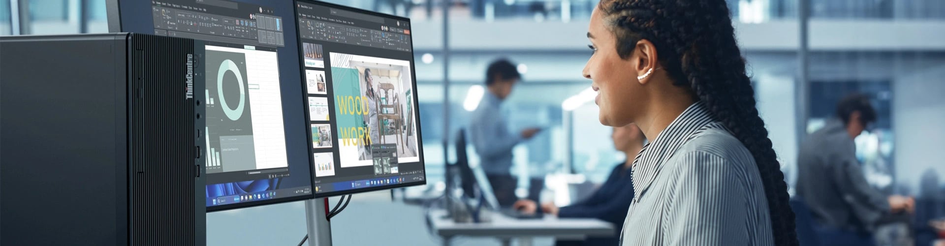 ThinkCentre M90t Gen 5 im Vordergrund mit einer jungen Frau, die an einer PowerPoint-Präsentation arbeitet, die auf einem Doppelmonitor angezeigt wird.