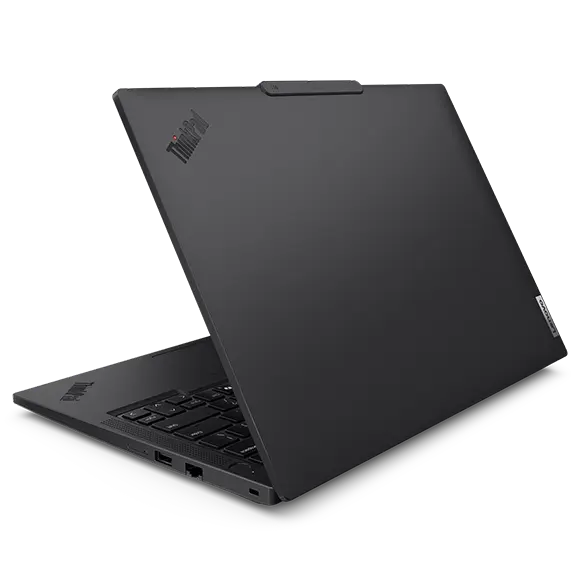 Vue arrière, côté droit, de l'ordinateur portable Lenovo ThinkPad T14 Gen 5 (14" AMD) Eclipse Black avec le couvercle ouvert à un angle aigu, en mettant l'accent sur le couvercle supérieur avec la barre de communication et les ports latéraux de droite.
