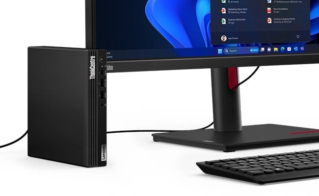 Lenovo ThinkCentre Tiny-in-One Monitor halb von rechts mit vertikal positioniertem Lenovo ThinkCentre M70q Gen 5 Tiny PC auf der linken Seite.