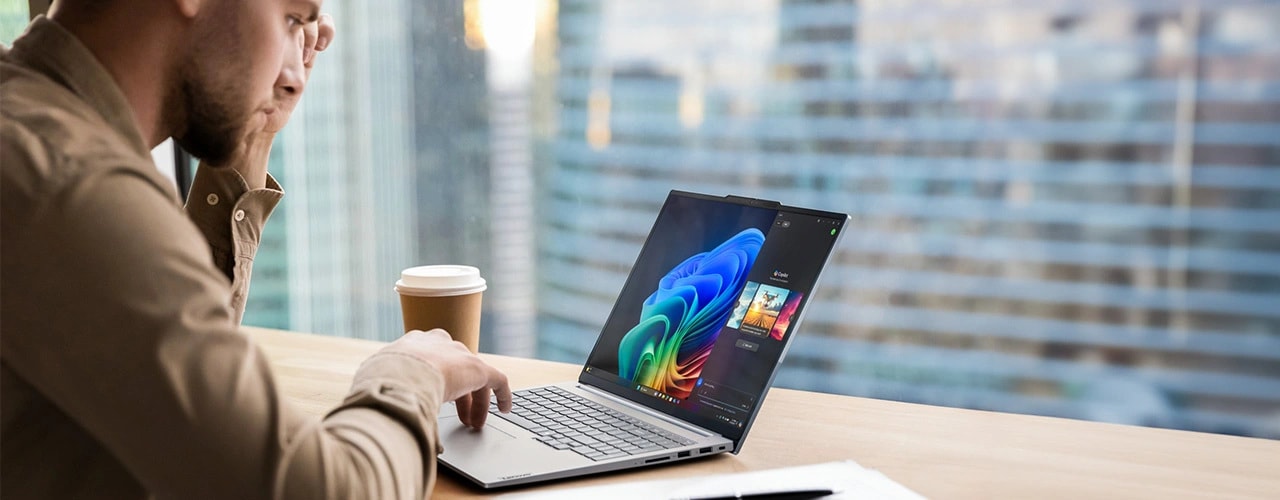 Eine Person, die Copilot-Funktionen auf dem Lenovo ThinkBook 16 Gen 7 (16″ Snapdragon) Notebook für eine verbesserte Arbeitseffizienz verwendet, das Notebook mit den Anschlüssen auf der rechten Seite