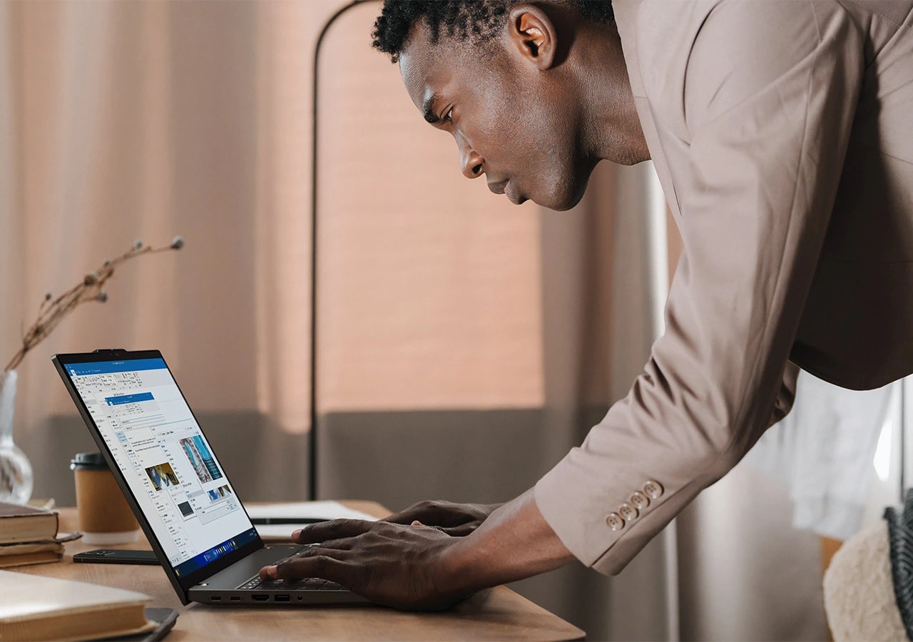 Obwohl es 16 Zoll hat, ist das Lenovo ThinkPad T16 Gen 4 Notebook einfach zu tragen und lässt sich überallhin mitnehmen.