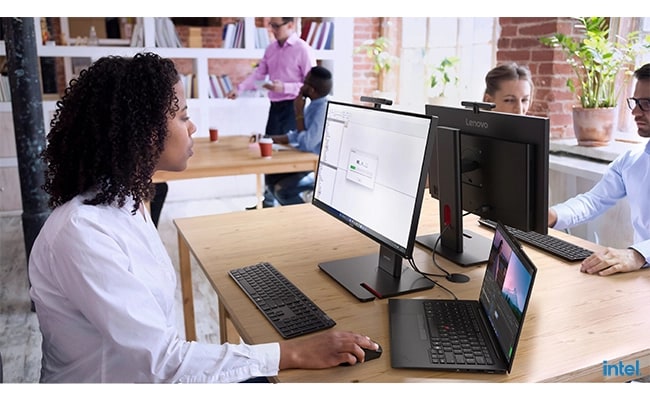 Lenovo ThinkCentre M90a Gen 6 (24" Intel) PC mit seinen verschiedenen vielseitigen Anschlüssen für nahtlose Konnektivität und Gerätekopplung für unterbrechungsfreie Arbeit und Leistung.
