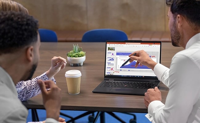 Mit dem Lenovo ThinkPad T14s 2-in-1 Notebook ist die Zusammenarbeit einfach, sowohl online als auch persönlich.