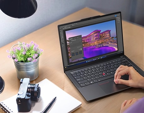  La laptop Lenovo ThinkPad E14 de 7ma generación (14” Advanced Micro Devices) ofrece un control y una navegación perfectos con su teclado receptivo y su panel táctil de precisión para mejorar la eficiencia.