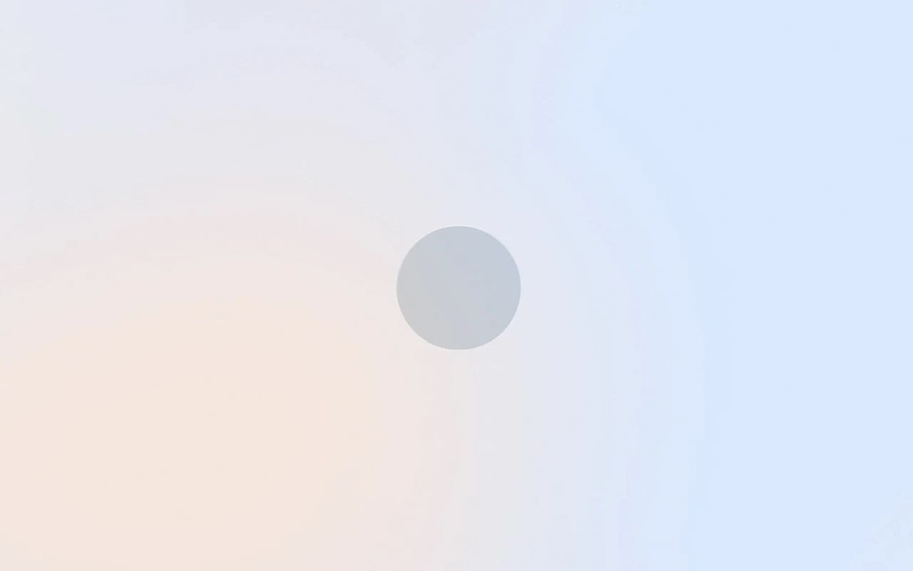Un bloc de texte sur les maisons écologiques entourés de conceptions géométriques.