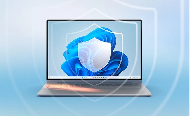 Vue avant d’un portable Lenovo ouvert avec la fleur de Windows sur l’écran et une série d’images de bouclier de protection l’entourant.
