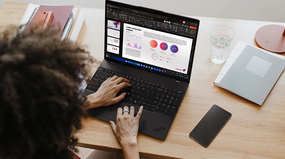 Tastatura numerică este utilă atunci c&acirc;nd lucrați cu grafice și numere pe laptopul Lenovo ThinkPad L16 Gen 2.