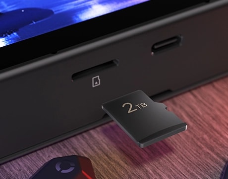 Closeup view of the card reader on the Lenovo Legion Go Gen 2 (8.8”). מחשב גיימינג נייד Legion Go Gen 2 8AHP2 83N1000YIV מבית Lenovo