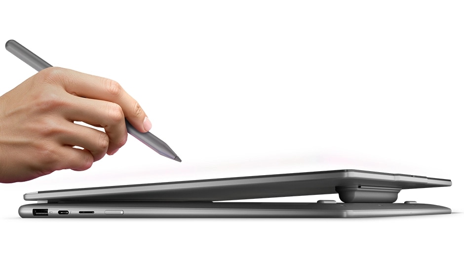 A hand holds a Yoga Pen Gen 2 above the display of the Lenovo Yoga 2-in-1 Gen 11 Aura Edition (14” Intel). מחשב נייד Yoga 7 2-in-1 14IPH11 83TC004MIV מבית Lenovo