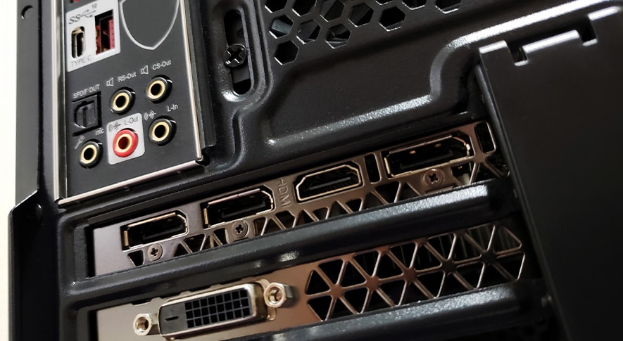 モニターの接続端子を確認する