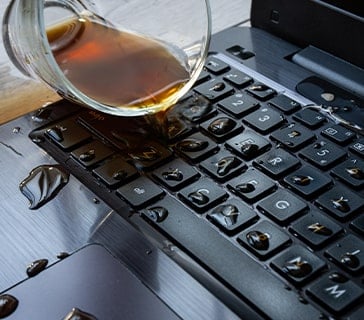 パソコンに水こぼした！正しい対処法とデータ復旧・修理の流れを解説