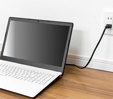ノートパソコンを充電しながら使うと劣化する？バッテリーを長持ちさせるコツをやさしく解説